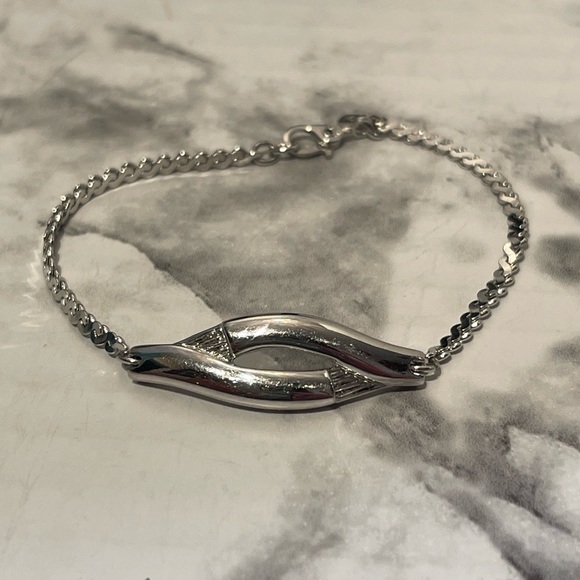 Vintage signed monet silver tone bracelet - Picture 5 of 5